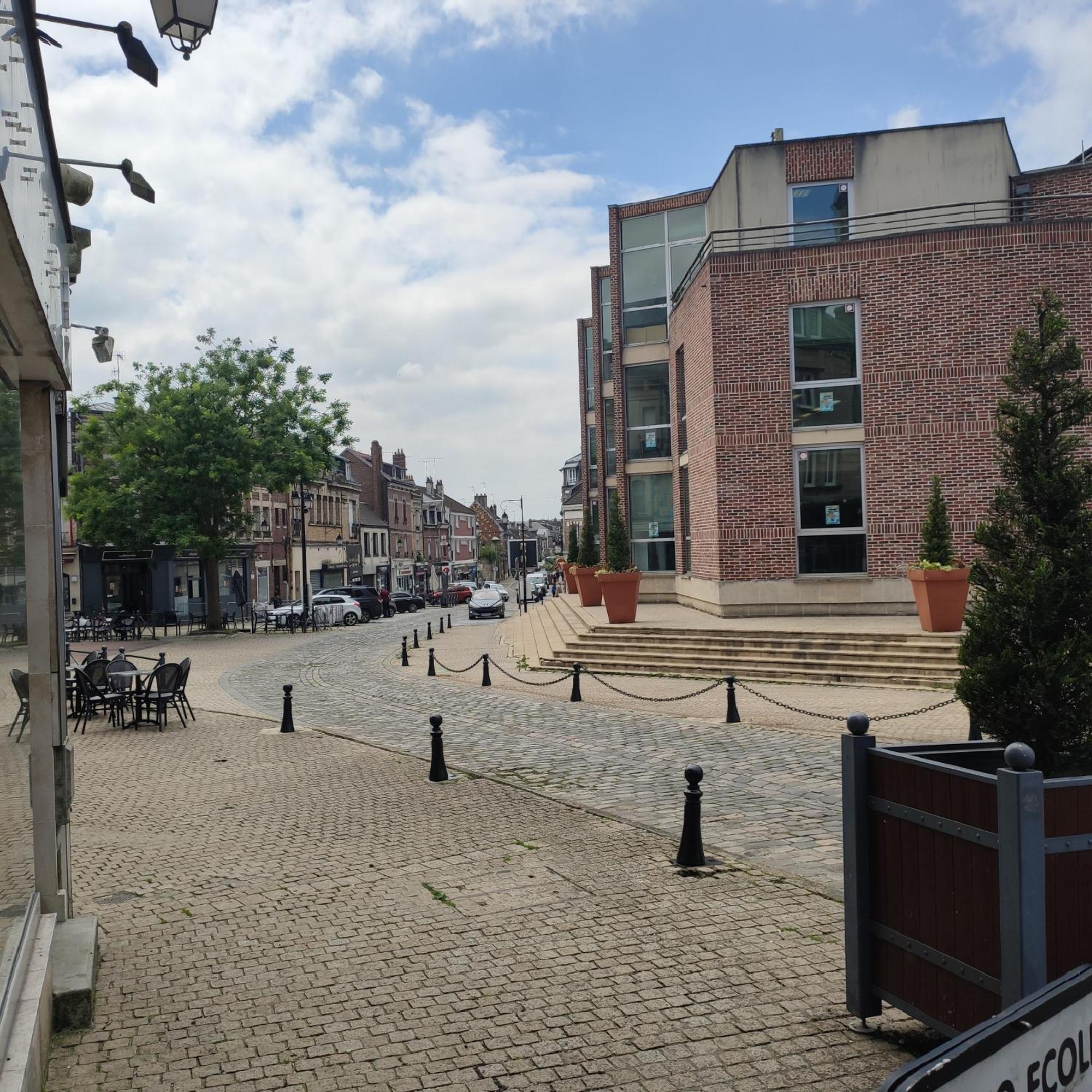 Dans Le Centre Historique Apartment Noyon Exterior foto